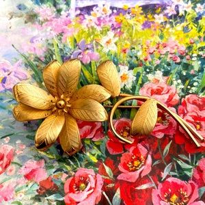 Vintage 70s Gold toned Flower Broach